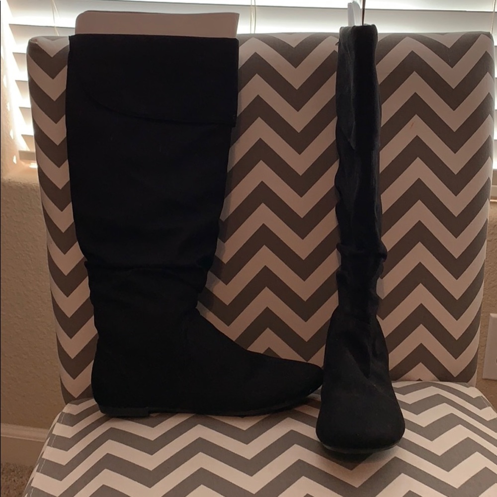Black flat boots.